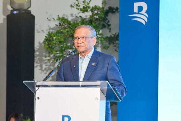 El presidente ejecutivo de Banreservas, doctor Leonardo Aguilera, habla en la presentación de la campaña institucional. 