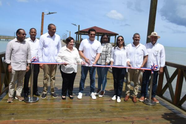 El ministro de David Collado en la entrega del muelle en Miches. 