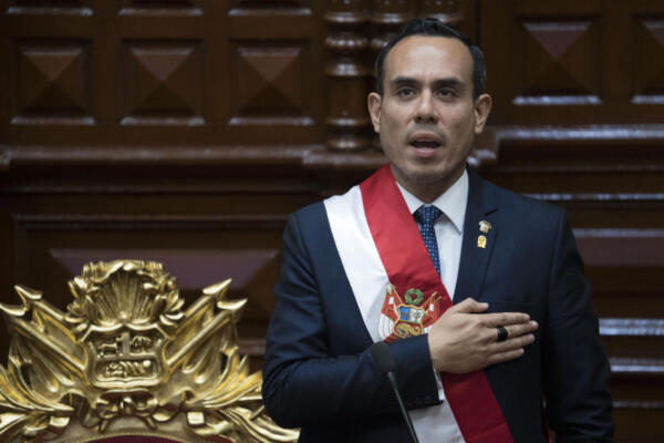 El nuevo presidente interino de Perú, José Jerí Oré, fue captado este viernes, 10 de octubre, al jurar su cargo ante el Pleno del Congreso, en Lima, (Perú). EFE/John Reyes