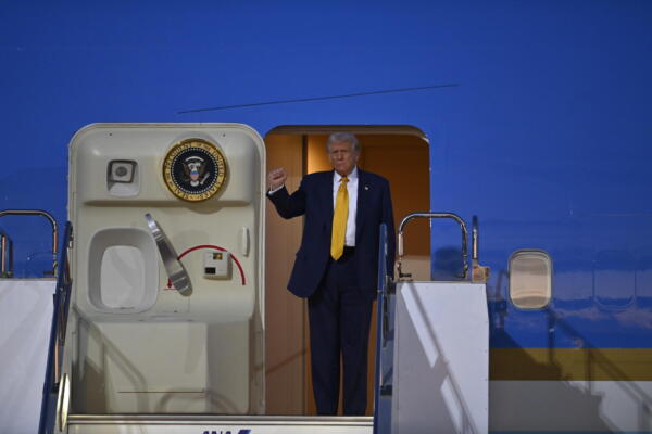 El presidente estadounidense, Donald Trump, desembarca del Air Force One a su llegada al Aeropuerto Internacional de Haneda en Tokio, Japón, este lunes. EFE/DAVID MAREUIL