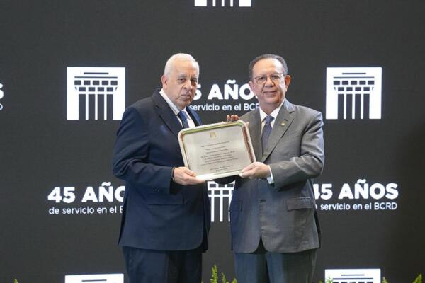 Banco Central homenajea a colaboradores por su tiempo de servicio a la institución
