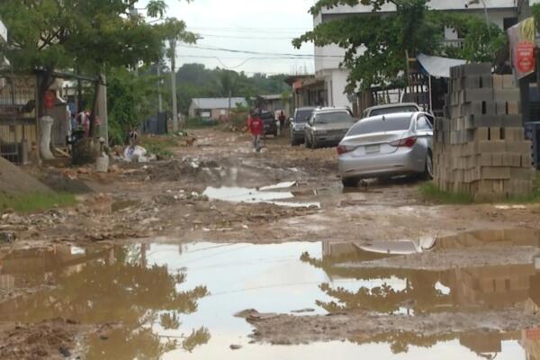Entre llantos y charcos, residentes de Juan Guzmán en SDO piden mejorar condiciones para evitar inundaciones