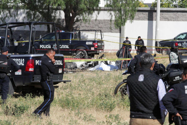 Agentes de la policía observan acordonan una zona en el estado de Aguascalientes (México). Imagen de archivo. EFE/Sebastián López