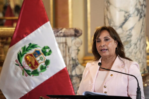 Fotografía de archivo de la presidenta de Perú, Dina Boluarte, durante una alocución, en Lima (Perú). EFE/John Reyes