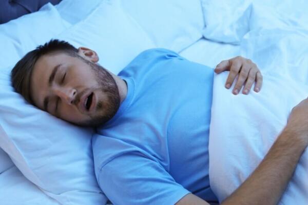 Mujer pregunta si es normal ver a su esposo durmiendo y querer 