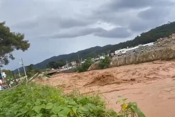 Lluvias provocan el desplome de tres puentes por crecida del río Tireo en Constanza