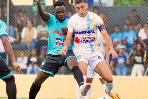 Acción en el partido Atlántico FC y Salcedo FC