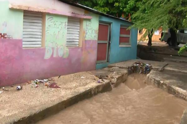 Momentos de angustia en Villa Estela y Pueblo Nuevo de Barahona por crecida de cañada 