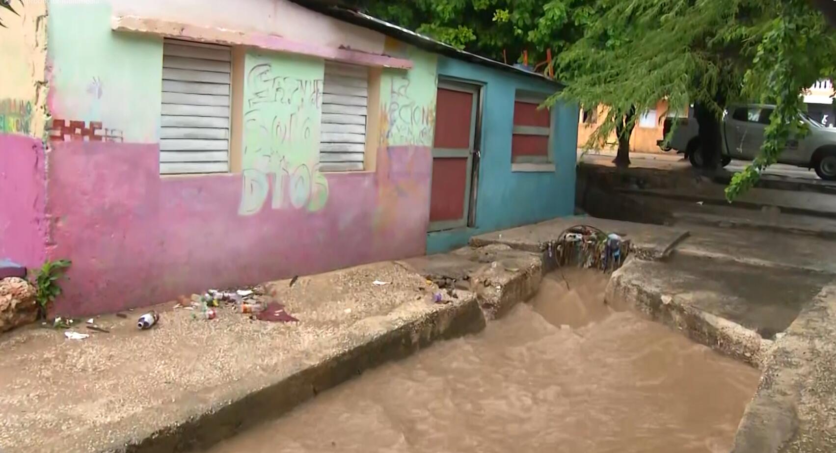 Momentos de angustia en Villa Estela y Pueblo Nuevo de Barahona por crecida de cañada