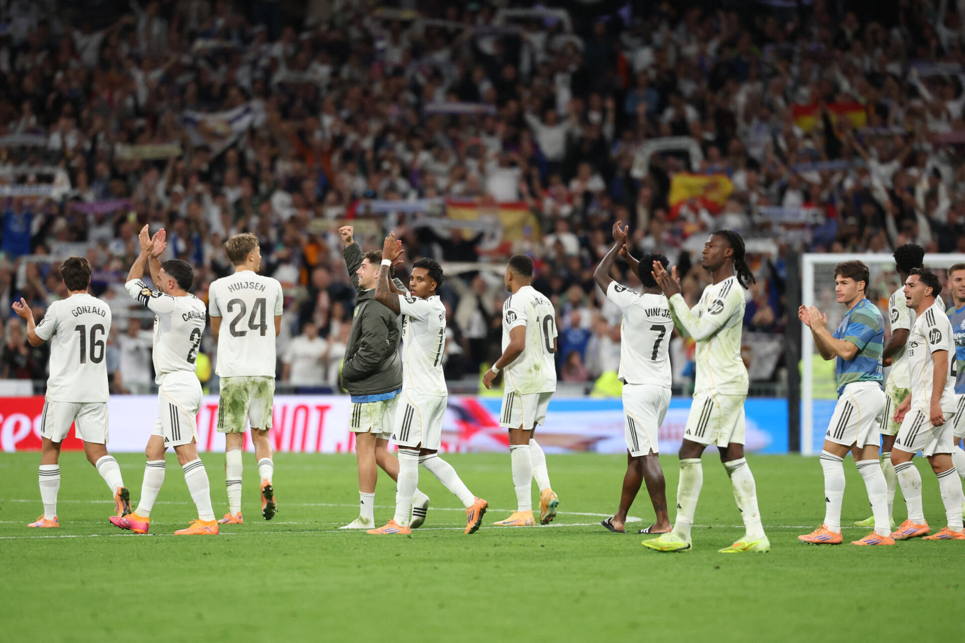 Los blancos amplían a cinco puntos su ventaja en LaLiga. (AFP)