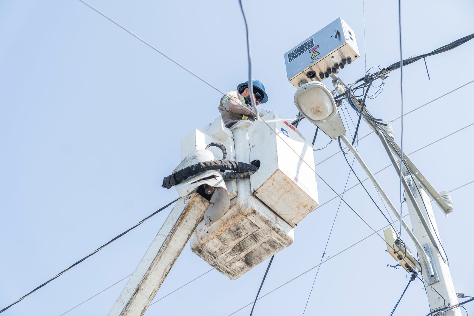 Edesur fortalece el servicio con la instalación de un nuevo sistema de control