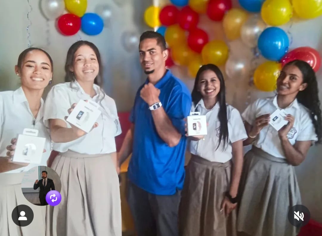 Estudiantes dominicanas ganan Solve for Tomorrow 2025 con AlkiBloom, un biorreactor que produce agua potable con biotecnología y energía solar.