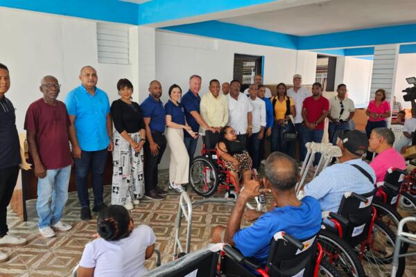 Fundaciones WheelChair, Cruz Jiminián y Virgilio Féliz entregan sillas de ruedas