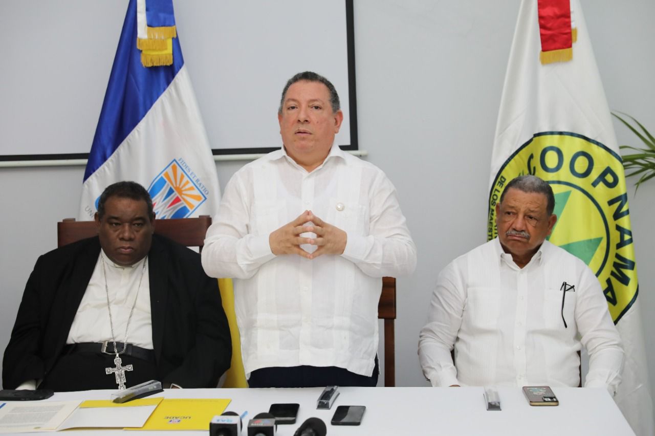 Coopnama y Ucade firman acuerdo interinstitucional