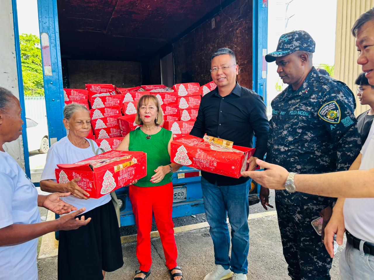 Cámara de Comercio de Fujian y Fundación Flor Para Todos entregan alimentos a comunidades de San Carlos