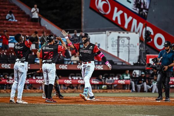 Hoy Los Gigantes viajarán al estadio Francisco Michely de La Romana  a medirse a los Toros del Este 
