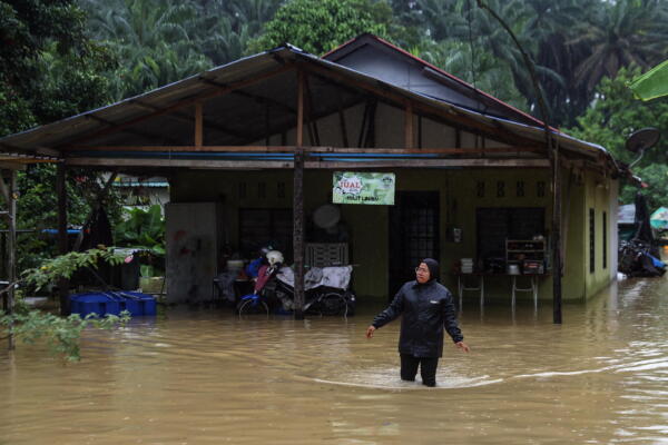  Las intensas y prolongadas lluvias que asolan varios países del Sudeste Asiático desde hace más de una semana están dejando decenas de fallecidos, miles de evacuados.