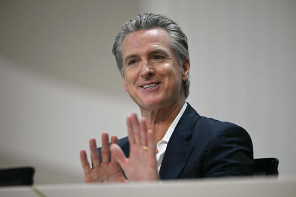 El gobernador de California, Gavin Newsom, asiste a una conferencia de prensa durante la Conferencia de las Naciones Unidas sobre el Cambio Climático COP30 en Belém, estado de Pará, Brasil, el 11 de noviembre de 2025.
(FOTO: AFP) 