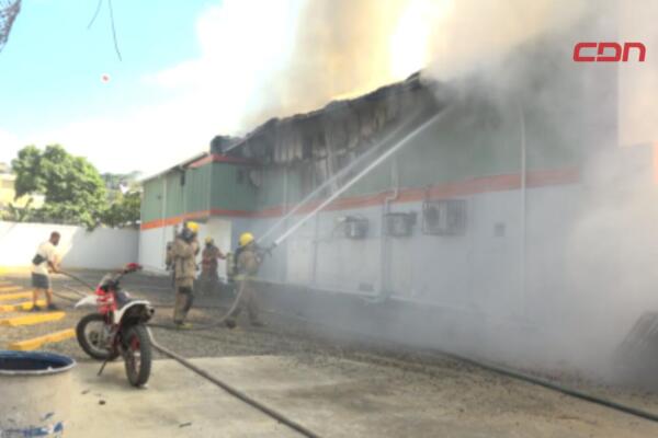 Intenso incendio consume almacén de equipos tecnológicos en Santiago y moviliza más de 16 unidades de bomberos.
