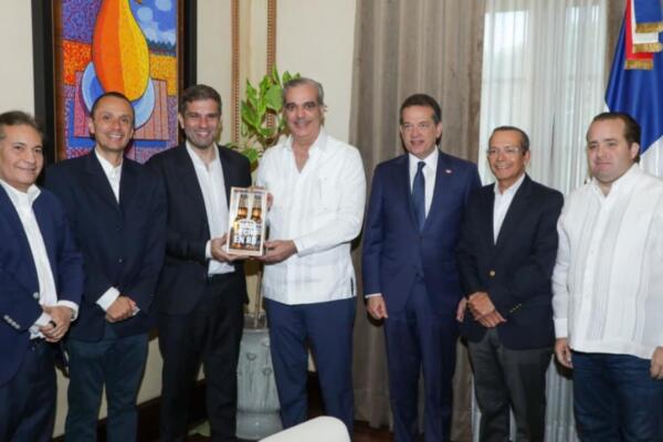 El presidente Luis Abinader junto a ejecutivos de Anheuser-Busch InBev durante el anuncio de la producción de la cerveza Corona en República Dominicana.
