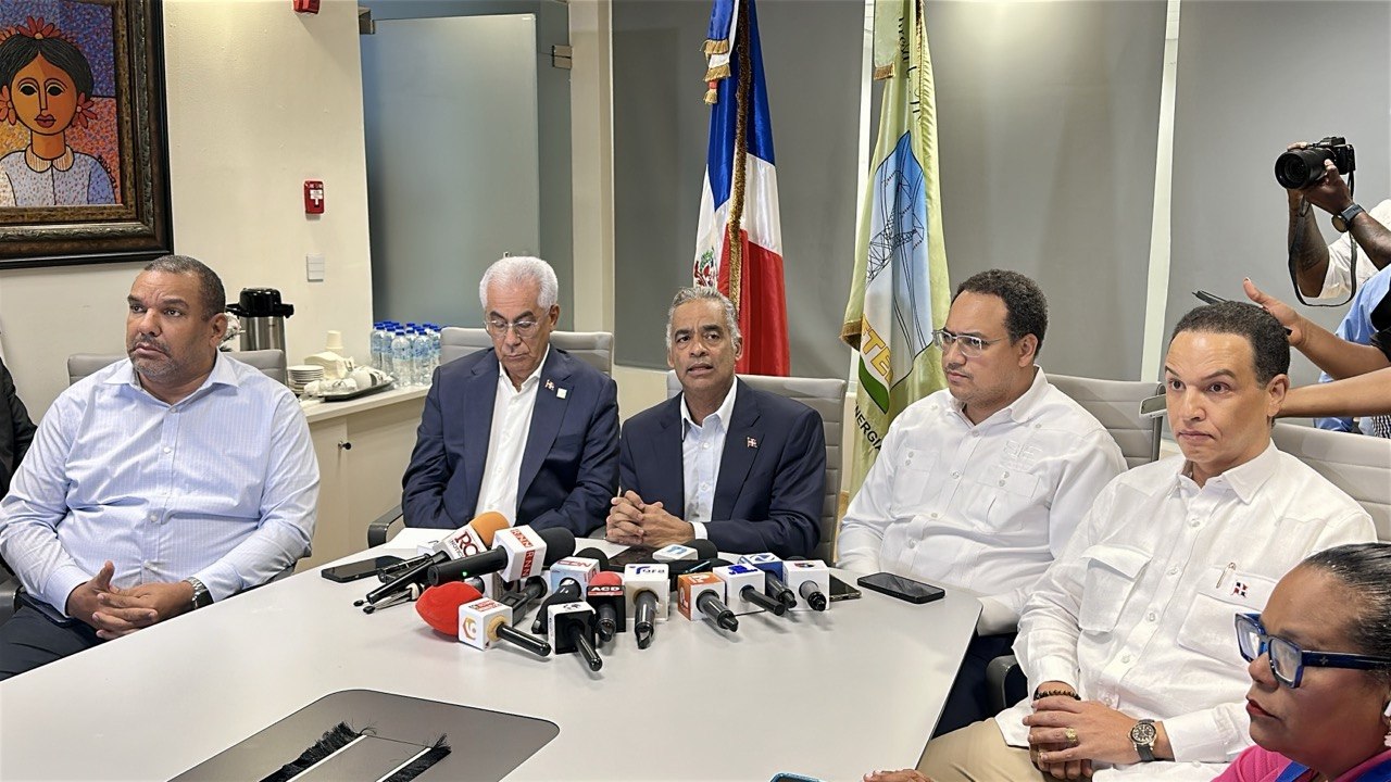 Autoridades sector eléctrico informan restablecimiento del sistema de generación nacional