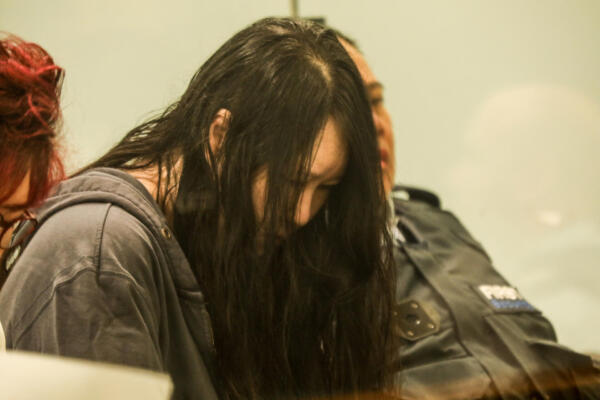 Hakyung Lee mira hacia abajo durante su sentencia a cadena perpetua por el asesinato de sus dos hijos, cuyos cuerpos fueron encontrados metidos en maletas en un almacén, en el Tribunal Superior de Auckland, Auckland, Nueva Zelanda, el 25 de noviembre de 2025.