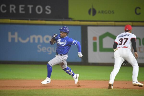 Los Tigres del Licey elevaron su marca a 7-8 mientras que el Leones del Escogido vieron descender el suyo a 6-8. en la Pelota Invernal.