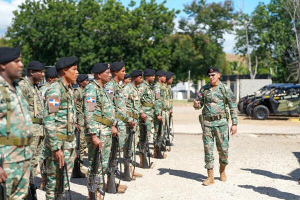 Comandante del Ejército recorre frontera y reafirma seguridad