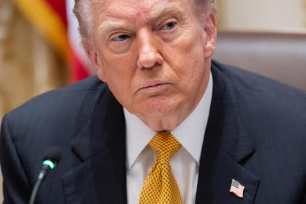 El presidente estadounidense Donald Trump asiste a una reunión con el primer ministro húngaro Viktor Orbán en el Salón del Gabinete de la Casa Blanca en Washington, D.C., el 7 de noviembre de 2025. (Foto de SAUL LOEB / AFP)
