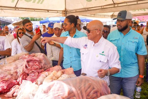 Inespre da inicio en Los Frailes al programa Grandes Ferias de Productores, como parte de la Brisita Navideña