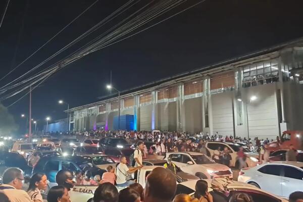 Usuarios salen de las estaciones del Metro de Santo Domingo tras la interrupción del servicio registrada la mañana de este miércoles.