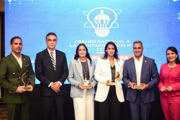 El director del Inposdom, Erick Guzmán, recibe la Mención de Honor en Innovación Pública 2025.