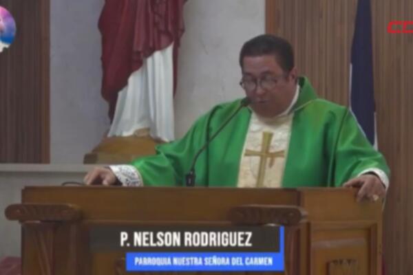 Nelson Rodríguez, párroco de la iglesia Nuestra Señora del Carmen.