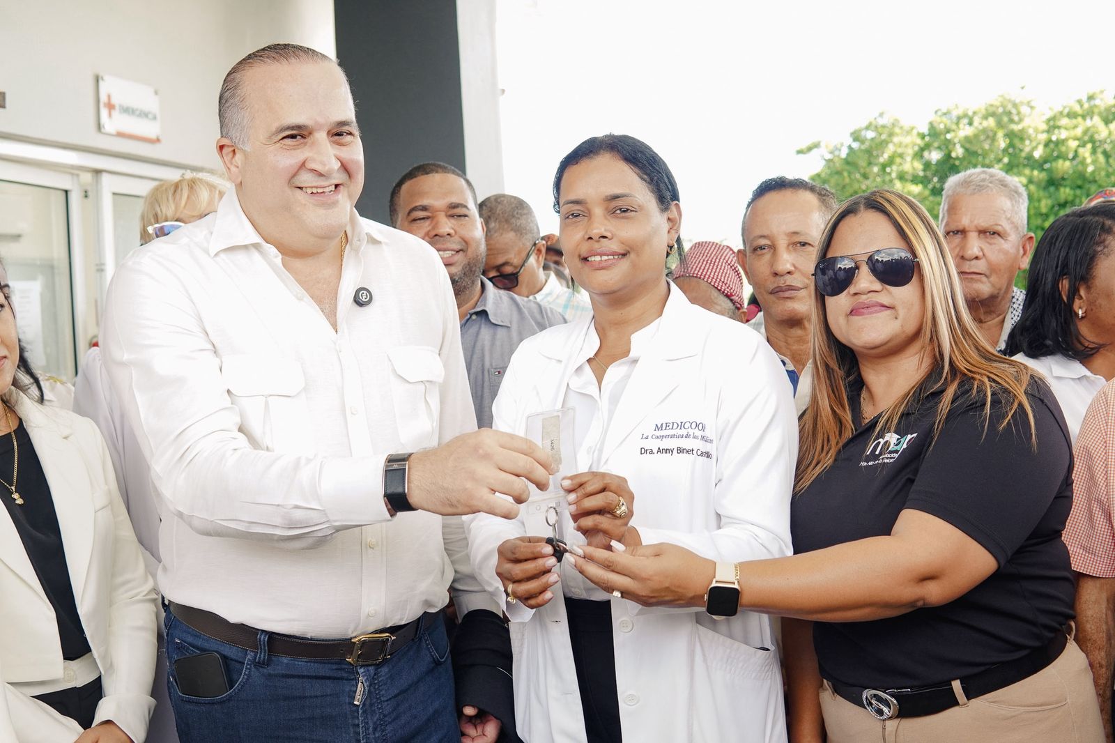 Alexis Victoria entrega ambulancias