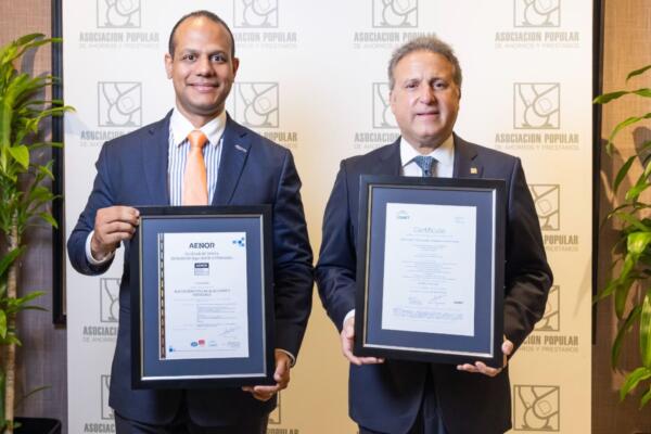 Gustavo Ariza, presidente ejecutivo de APAP al recibir la certificación de parte del director país de AENOR, Ariel Espejo.