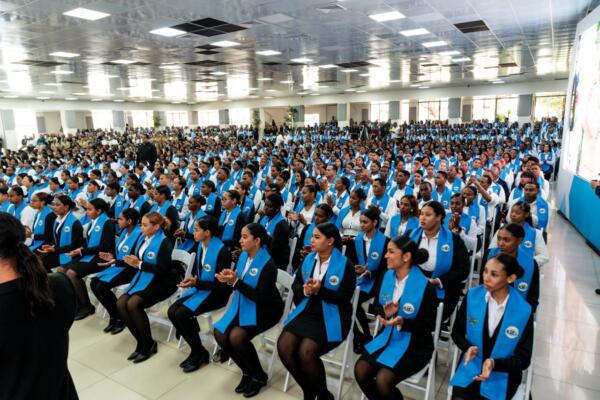 Graduados de las Escuelas Vocacionales durante la ceremonia del MIDE 2025.
