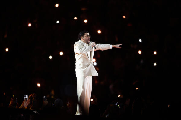 El cantante puertorriqueño Bad Bunny se presenta durante un concierto como parte de su gira mundial DeBÍ TiRAR MáS FOToS World Tour este viernes, en el estadio Olímpico Félix Sánchez, en Santo Domingo (República Dominicana). EFE/ Orlando Barría
