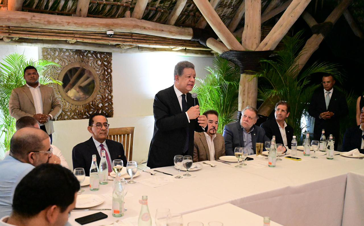 Leonel Fernández durante encuentro con profesionales critica crisis de confianza del Gobierno.