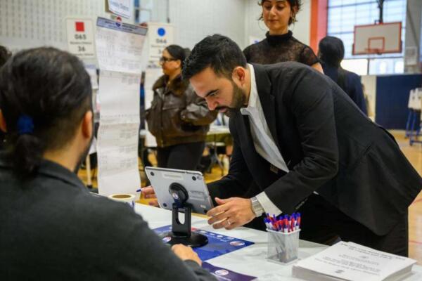 Zohran Mamdani, candidato demócrata realizando su voto. 
