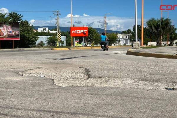 Denuncian peligro creciente en cruce próximo a la UASD-Barahona por hundimiento sin reparar.