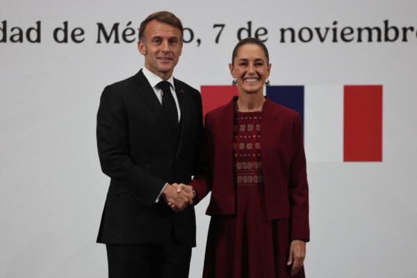 El presidente de Francia, Emmanuel Macron (izq.), y la presidenta de México, Claudia Sheinbaum, se dan la mano durante una conferencia de prensa conjunta en el Palacio Nacional de Ciudad de México el 7 de noviembre de 2025. (Foto de Ludovic MARIN / AFP)
