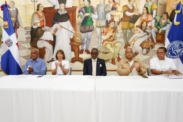 “Hemos avanzado bastante; principalmente, las instalaciones están en óptimas condiciones. Todo el mundo quiere utilizar las instalaciones de la UASD”, señaló.