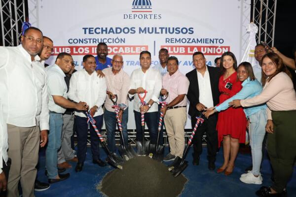 Cruz estuvo acompañado por los alcaldes Junior Santos, de Los Alcarrizos; Carlos Montaño, del Distrito Municipal La Guayiga, y la gobernadora de la provincia Santo Domingo, Lucrecia Santana Leyba.