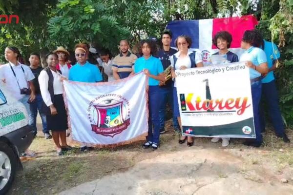 Los estudiantes triunfadores fueron recibidos con gran entusiasmo en la entrada sur del municipio.