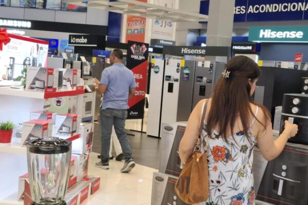 Este viernes, miles de compradores aprovechan las ofertas. Foto: Danny Polanco 