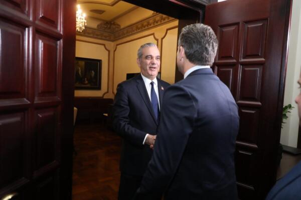 El presidente Luis Abinader recibió en al secretario de Defensa de los Estados Unidos, Pete Hegseth.