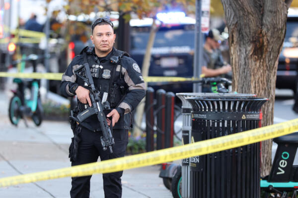 Un agente del Servicio Secreto de los Estados Unidos vigila cerca de la Casa Blanca luego de un tiroteo este miércoles, en Washington (EE.UU.). EFE/ Octavio Guzmán