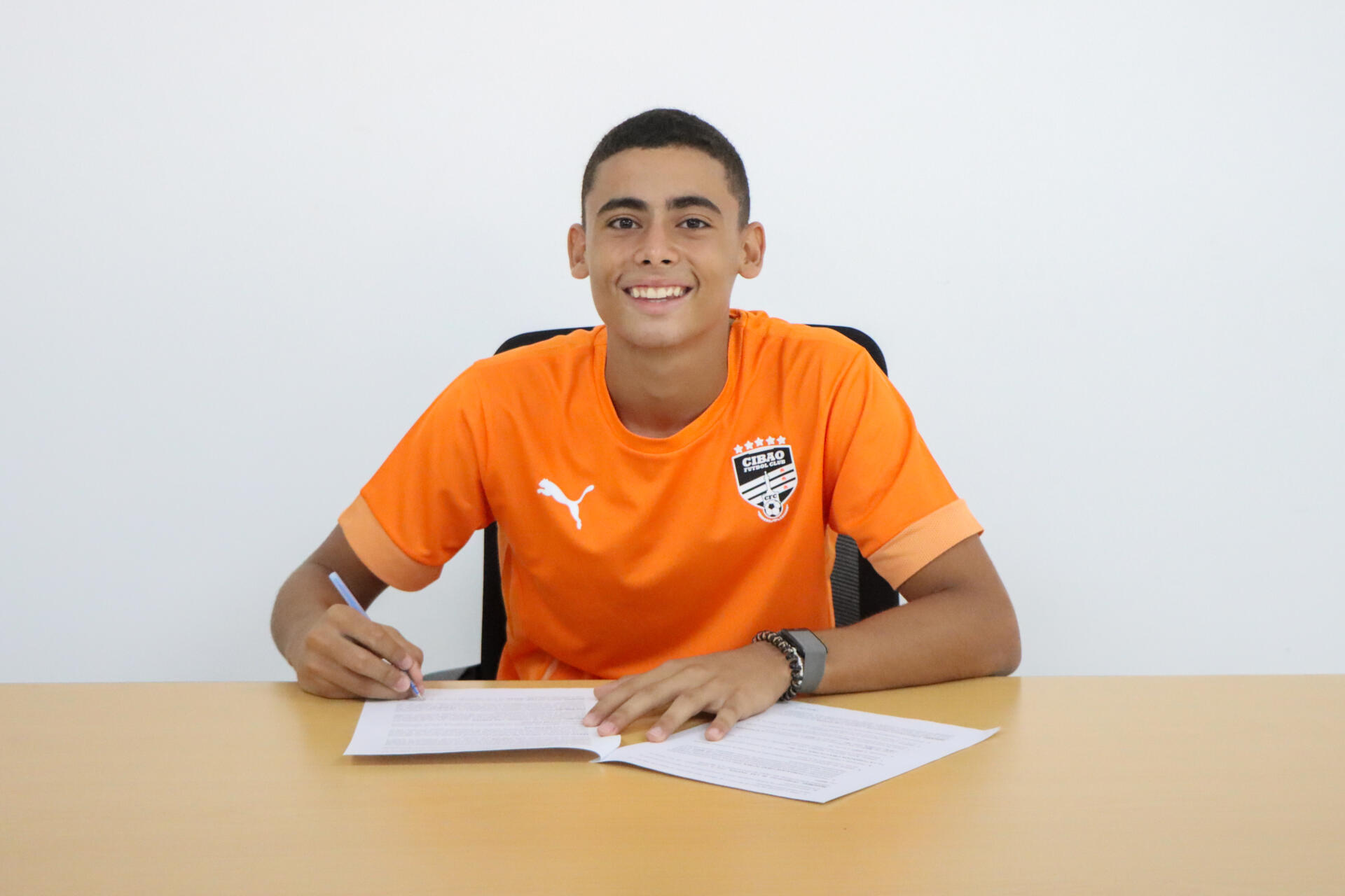 Con esta firma, Cibao FC ratifica su compromiso con la formación y proyección de jóvenes futbolistas dominicanos, mientras Miguel Muñoz da un paso firme hacia un futuro profesional que ya comienza a escribirse en naranja.