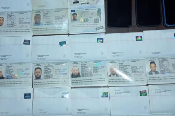 Pasaportes incautados por el Éjercito.