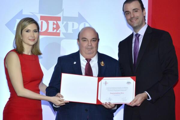 Para recibir el galardón: Odile Miniño Bogaert, Braulio Brache y Álvaro Sousa Sevilla / Foto: externa 
